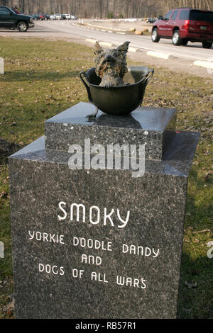 Cleveland, Ohio, Stati Uniti. Monumento "Smoky and Dogs of All Wars" (scultura di Susan Bahary). Foto Stock