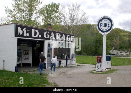 Boston, Ohio, Stati Uniti. M. D. Garage, edificio storico utilizzato come galleria d'arte nel presente. Foto Stock