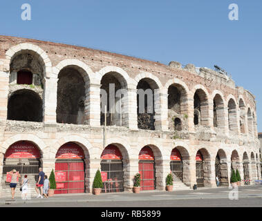 Particolare close-up del treno turistico di Verona. Il treno fa diversi percorsi in città, portando i turisti per le principali attrazioni presenti. Hor Foto Stock