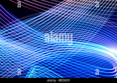 Abstract sfondo con orizzontale e verticale di interruzioni di blu e viola strisce, le linee di flusso. Effetto di Glitch sfondo per poster, coperchio, conce Foto Stock