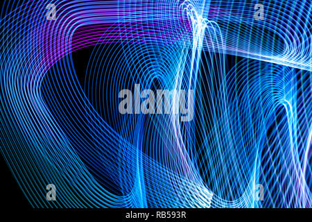 Abstract sfondo con orizzontale e verticale di interruzioni di blu e viola strisce, le linee di flusso. Effetto di Glitch sfondo per poster, coperchio, conce Foto Stock
