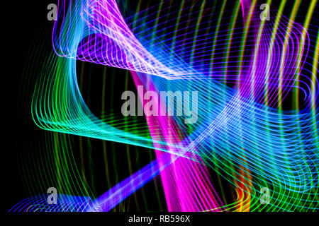 Colorato di rosa, giallo, verde e blu al neon linee a spirale.sfondo astratto di neon blu luce incandescente forme. Strisce luminose per poster, sito web, b Foto Stock