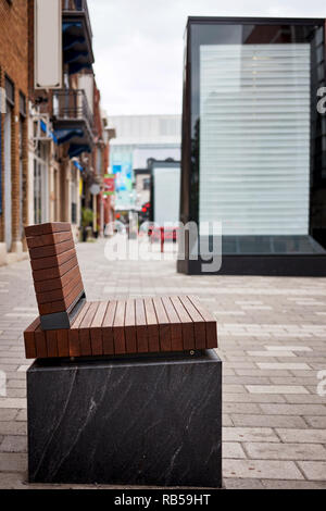 Marrone moderno banco di legno e vuoto billboard sul marciapiede Foto Stock
