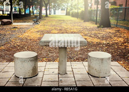 Calcestruzzo Outdoor tavola scacchi e due sedili in un parco pubblico a Montreal, Canada. Foto Stock