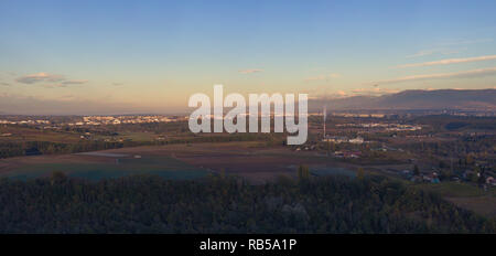 La Città di Ginevra in Svizzera visto dall'aria nella luce della sera. La foto è stata ripresa con un drone sorvolano Dardagny Foto Stock