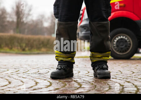 Helsingborg / Svezia - 29 dicembre 2018: pompiere stivali sul terreno Foto Stock