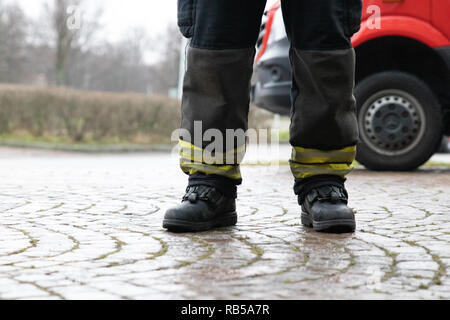 Helsingborg / Svezia - 29 dicembre 2018: pompiere stivali sul terreno Foto Stock