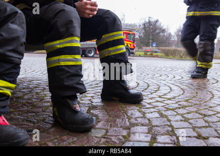 Helsingborg / Svezia - 29 dicembre 2018: pompiere stivali sul terreno Foto Stock