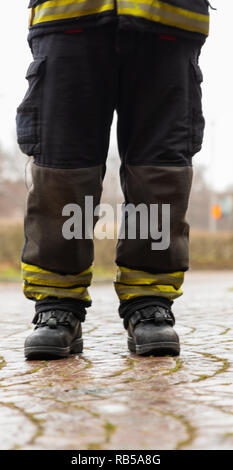 Helsingborg / Svezia - 29 dicembre 2018: pompiere stivali sul terreno Foto Stock