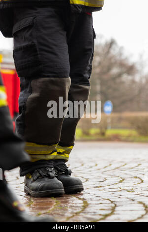 Helsingborg / Svezia - 29 dicembre 2018: pompiere stivali sul terreno Foto Stock