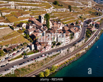 L'enologo svizzero villaggio di Saint-Saphorin nel patrimonio culturale mondiale dell UNESCO Lavaux area sulla riva del lago di Ginevra si vede in un drone fotografi Foto Stock