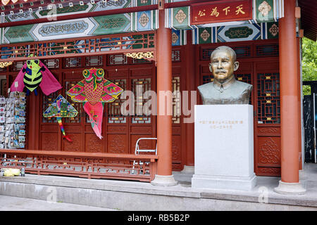 Montreal, Canada - Giugno 2018: la statua di Sun Yat Sen, il fondatore della repubblica di Cina a Chinatown a Montreal, Quebec, Canada. Editoriale. Foto Stock