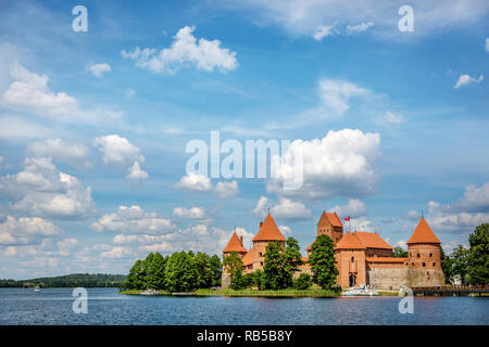 La fantastica isola di Trakai Castle in Lituania in un cielo blu di giorno e lago calmo Foto Stock