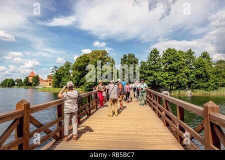 Trakai, Lituania - 5 giugno 2018 - Toutist fotografare in Trakai Island Castle in Lituania in Europa Foto Stock