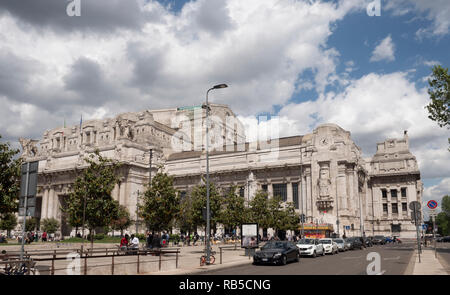 Vista esterna della stazione ferroviaria centrale. Milano Centrale, Milano, Italia. Foto Stock