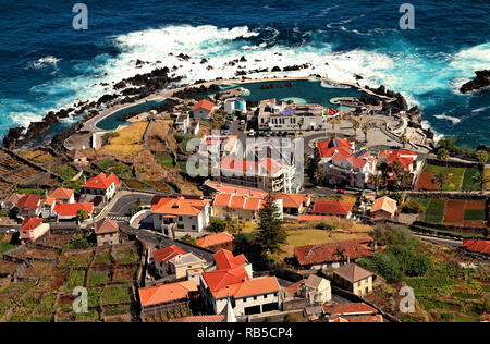 Un piccolo villaggio in riva al mare in una giornata di vento in Madeira Portogallo Foto Stock