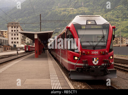 Bernina Express treno ferroviario - Rhatische Bahn - Svizzera Foto Stock