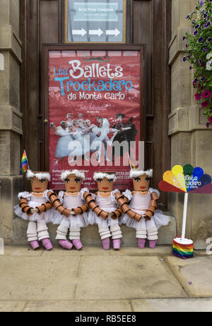 Poster per il Balletto Trockadero con quattro spoof ballerine in plastica vasi per piante; Opera House, Buxton, Derbyshire, Regno Unito Foto Stock