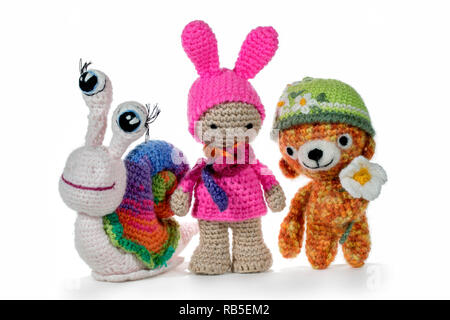 Giocattoli a crochet amigurumi. Lumaca a crochet, ragazza e reca, su sfondo bianco. Fatte a mano Foto Stock