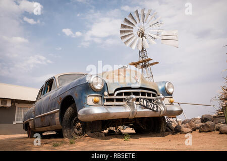 Classic car decadendo nel deserto Foto Stock