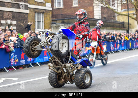 Moto stunt moto internazionale team display a Londra il giorno di Capodanno Parade. Quad bike impennarsi in Whitehall Foto Stock