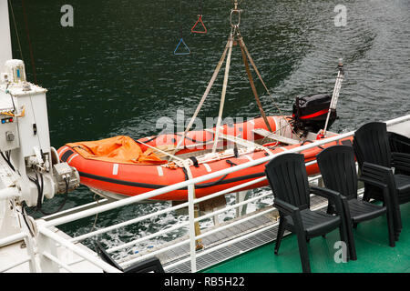 Gommone con potente motore fuoribordo sulla nave. Foto Stock