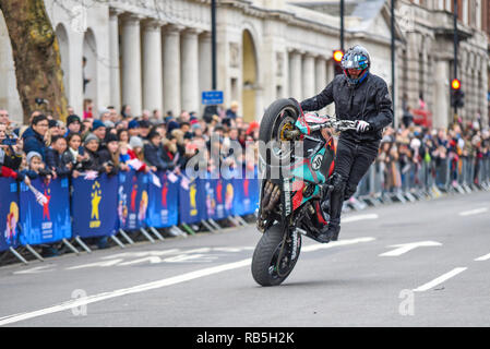 Moto stunt moto internazionale team display a Londra il giorno di Capodanno Parade. Motociclo di Whitehall. Alistair Ryder della realtà recedono Foto Stock