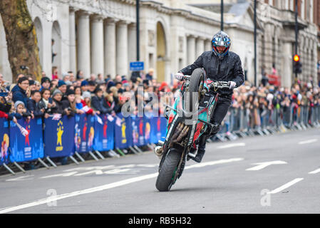 Moto stunt moto internazionale team display a Londra il giorno di Capodanno Parade. Motociclo di Whitehall. Alistair Ryder della realtà recedono Foto Stock