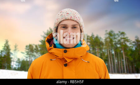 Felice giovane uomo in abbigliamento invernale all'aperto Foto Stock