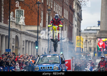 Team Moto Stunts International Motorbike display alla London New Year's Day Parade. Moto che salta su un'auto a Whitehall Foto Stock