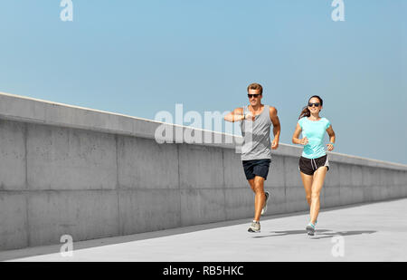 Matura in abbigliamento sportivo in esecuzione all'aperto Foto Stock