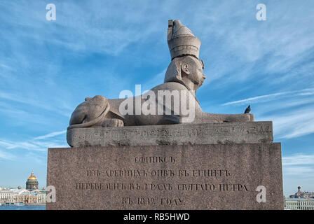 San Pietroburgo. La Russia. Antico egiziano sphinx con la faccia del faraone Amenhotep III sul terrapieno Universitetskaya Foto Stock