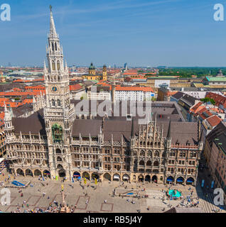 Magnifica vista completa del nuovo Municipio nella parte settentrionale di Marienplatz a Monaco di Baviera, Germania. La completa edificio neo-gotico con... Foto Stock