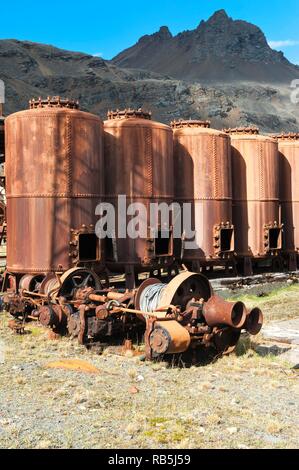 Vecchio arrugginito serbatoi in metallo, ex Grytviken Stazione Baleniera, Georgia del Sud Antartide Foto Stock