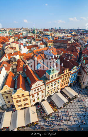 Prague Old Town Square Praga guardando verso il basso sui turisti in caffè e ristoranti shopping in Staromestske namesti Praga Repubblica Ceca Europa Foto Stock