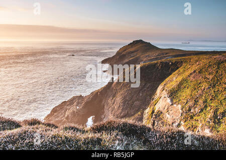 Tramonto sulla scogliera rocciosa testa in St.Martin il cielo, South Wales, Regno Unito. Scenario idilliaco di bella e spettacolare costa britannica al golden ora.Scenic. Foto Stock