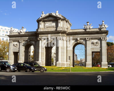 Puerta de Alcala, il primo moderno post-Roman un arco trionfale costruiti in Europa, situato in Plaza de la Independencia a Madrid Spagna Foto Stock