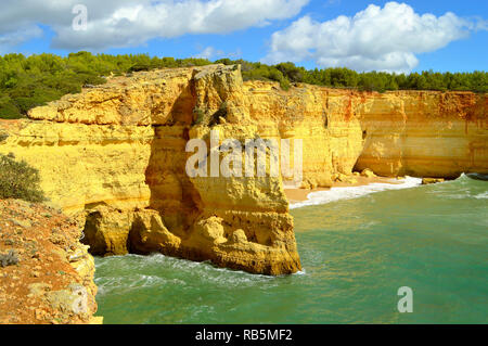 Spettacolari formazioni rocciose sulla spiaggia a Benagil sulla costa di Algarve in Portogallo Foto Stock