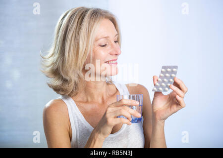 Una donna in menopausa utilizzando HRT. Foto Stock