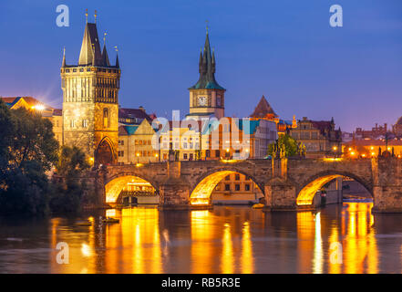 Praga Il Ponte Carlo e il fiume Vltava di notte Praga Repubblica Ceca Europa Foto Stock