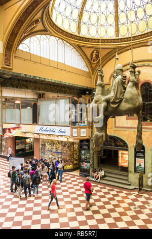 Statua di re Venceslao in sella ad una Upside-Down Dead Horse dall artista David Cerny passaggio di Lucerna Praga Repubblica Ceca Europa Foto Stock