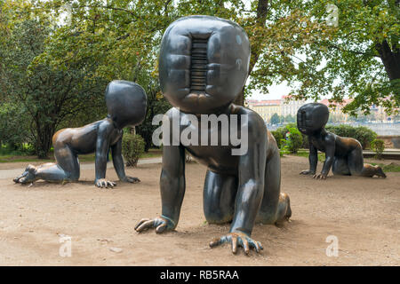 Praga sculture di strisciare i neonati Miminka da David Černý all'esterno del Museo Museo Kampa Kampa Park isola di Kampa Praga Repubblica Ceca Europa Mala Foto Stock