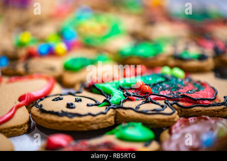 Colorato Gingerbread Man cookies con sfocato di sfondo e primo piano. Foto Stock