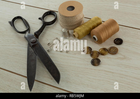 Rotolo di filo e varie attrezzature su un tessile Foto Stock