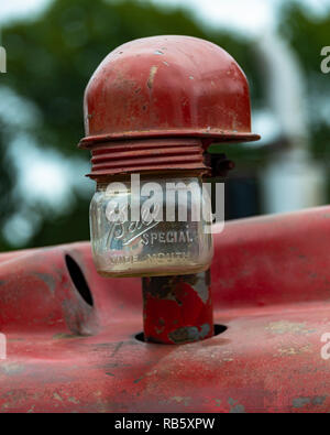 Un rosso antico trattore Farmall che mostra un vecchio vaso utilizzato come sua polvere e sporcizia catcher. Situato a un trattore tirare a Bethel, Connecticut, Stati Uniti d'America. Il trattore Pul Foto Stock