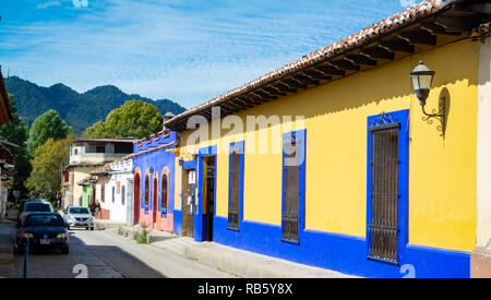 Colorate case locali in uno stile coloniale in strada, San Cristobal de las Casas, Chiapas, Messico Foto Stock