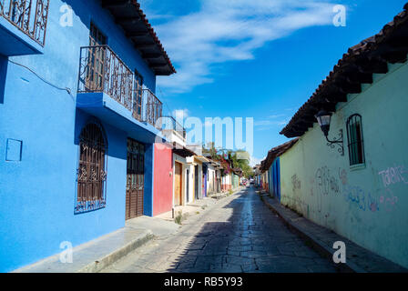 Case colorate in stile coloniale in strada, San Cristobal de las Casas, Chiapas, Messico Foto Stock