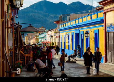 San Cristobal de las Casas, Chiapas, Messico, turisti che camminano nella strada principale con case coloniali colorate Foto Stock