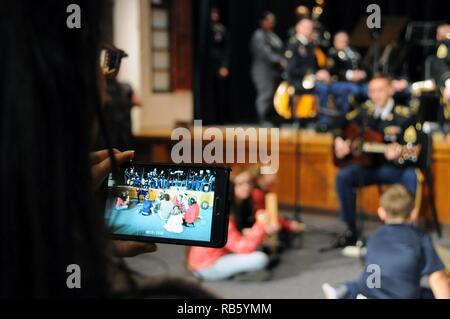 I bambini partecipano in un sing-un-lungo con Staff Sgt. Giuseppe giovani. Young è assegnato per gli Stati Uniti Esercito della riserva 319Army Band fuori di Fort Totten, New York. I giovani e gli altri membri del 319giocato con la 78a banda armata durante la loro vacanza concerto 3 Dicembre in Pemberton, New Jersey. Foto Stock