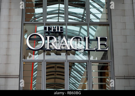 Un ingresso su Broad Street nel centro commerciale Oracle in Reading, Berkshire, Regno Unito Foto Stock